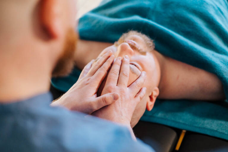 Behandlung am Kopf vom Osteopath - Matthias Sauer